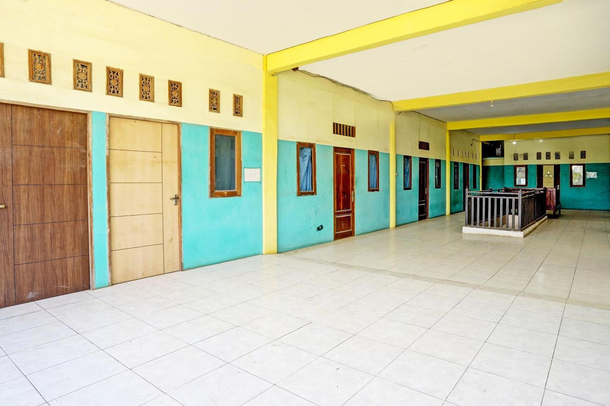 Oyo Life 93037 Nova Jaya Homestay Syariah Lamongan Exterior photo